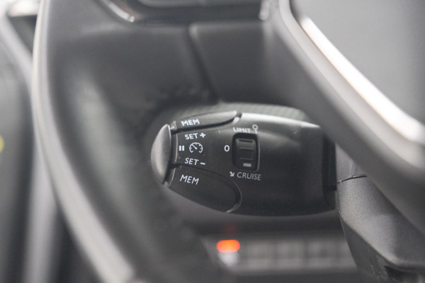 Peugeot e-2008 EV Allure 50 kWh | SOH=96.7 % | 3 Fase Laadfunctie | Camera | Navigatie | Parkeersensoren | Apple Carplay