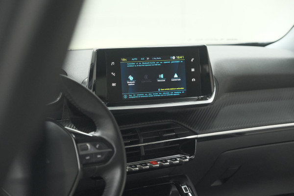 Peugeot e-2008 EV Allure 50 kWh | SOH=96.7 % | 3 Fase Laadfunctie | Camera | Navigatie | Parkeersensoren | Apple Carplay
