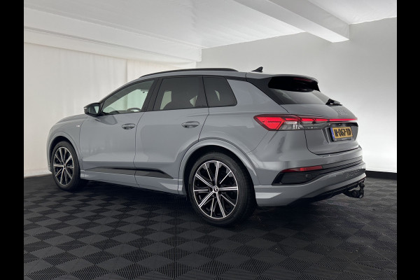 Audi Q4 e-tron 40 S-edition 77 kWh [ 3-Fase-11kW ] {SOH-89%} (INCL-BTW) *HEATPUMP | LEATHER-FABRIC | MATRIX-LED | ADAPTIVE-CRUISE | HEATED-SPORTSEATS | AMBIENTLIGHT | DIGI-COCKPIT | CAMERA | KEYLESS | DAB+ | NAVI-FULLMAP | TOWBAR | PRIVACYGLASS | 20"AL