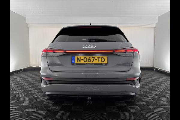 Audi Q4 e-tron 40 S-edition 77 kWh [ 3-Fase-11kW ] {SOH-89%} (INCL-BTW) *HEATPUMP | LEATHER-FABRIC | MATRIX-LED | ADAPTIVE-CRUISE | HEATED-SPORTSEATS | AMBIENTLIGHT | DIGI-COCKPIT | CAMERA | KEYLESS | DAB+ | NAVI-FULLMAP | TOWBAR | PRIVACYGLASS | 20"AL