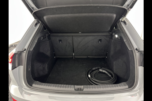 Audi Q4 e-tron 40 S-edition 77 kWh [ 3-Fase-11kW ] {SOH-89%} (INCL-BTW) *HEATPUMP | LEATHER-FABRIC | MATRIX-LED | ADAPTIVE-CRUISE | HEATED-SPORTSEATS | AMBIENTLIGHT | DIGI-COCKPIT | CAMERA | KEYLESS | DAB+ | NAVI-FULLMAP | TOWBAR | PRIVACYGLASS | 20"AL