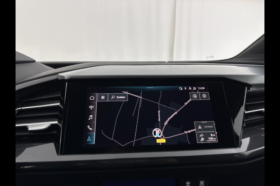 Audi Q4 e-tron 40 S-edition 77 kWh [ 3-Fase-11kW ] {SOH-89%} (INCL-BTW) *HEATPUMP | LEATHER-FABRIC | MATRIX-LED | ADAPTIVE-CRUISE | HEATED-SPORTSEATS | AMBIENTLIGHT | DIGI-COCKPIT | CAMERA | KEYLESS | DAB+ | NAVI-FULLMAP | TOWBAR | PRIVACYGLASS | 20"AL