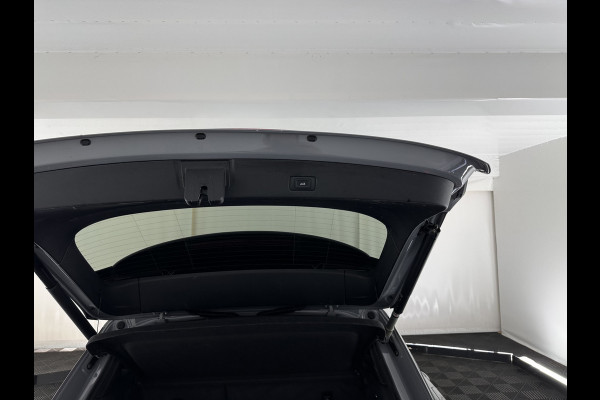 Audi Q4 e-tron 40 S-edition 77 kWh [ 3-Fase-11kW ] {SOH-89%} (INCL-BTW) *HEATPUMP | LEATHER-FABRIC | MATRIX-LED | ADAPTIVE-CRUISE | HEATED-SPORTSEATS | AMBIENTLIGHT | DIGI-COCKPIT | CAMERA | KEYLESS | DAB+ | NAVI-FULLMAP | TOWBAR | PRIVACYGLASS | 20"AL