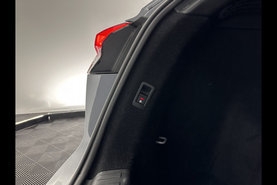 Audi Q4 e-tron 40 S-edition 77 kWh [ 3-Fase-11kW ] {SOH-89%} (INCL-BTW) *HEATPUMP | LEATHER-FABRIC | MATRIX-LED | ADAPTIVE-CRUISE | HEATED-SPORTSEATS | AMBIENTLIGHT | DIGI-COCKPIT | CAMERA | KEYLESS | DAB+ | NAVI-FULLMAP | TOWBAR | PRIVACYGLASS | 20"AL