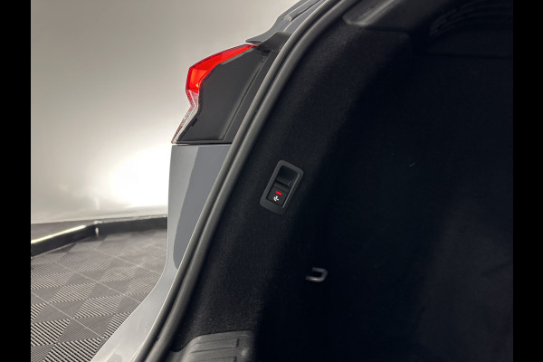 Audi Q4 e-tron 40 S-edition 77 kWh [ 3-Fase-11kW ] {SOH-89%} (INCL-BTW) *HEATPUMP | LEATHER-FABRIC | MATRIX-LED | ADAPTIVE-CRUISE | HEATED-SPORTSEATS | AMBIENTLIGHT | DIGI-COCKPIT | CAMERA | KEYLESS | DAB+ | NAVI-FULLMAP | TOWBAR | PRIVACYGLASS | 20"AL