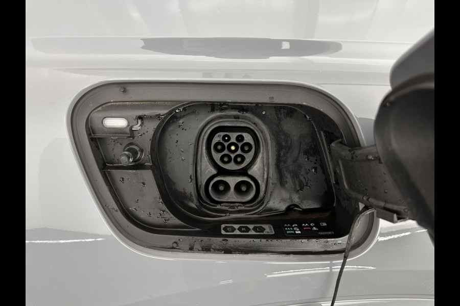 Audi Q4 e-tron 40 S-edition 77 kWh [ 3-Fase-11kW ] {SOH-89%} (INCL-BTW) *HEATPUMP | LEATHER-FABRIC | MATRIX-LED | ADAPTIVE-CRUISE | HEATED-SPORTSEATS | AMBIENTLIGHT | DIGI-COCKPIT | CAMERA | KEYLESS | DAB+ | NAVI-FULLMAP | TOWBAR | PRIVACYGLASS | 20"AL