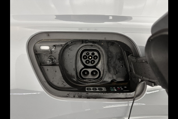 Audi Q4 e-tron 40 S-edition 77 kWh [ 3-Fase-11kW ] {SOH-89%} (INCL-BTW) *HEATPUMP | LEATHER-FABRIC | MATRIX-LED | ADAPTIVE-CRUISE | HEATED-SPORTSEATS | AMBIENTLIGHT | DIGI-COCKPIT | CAMERA | KEYLESS | DAB+ | NAVI-FULLMAP | TOWBAR | PRIVACYGLASS | 20"AL