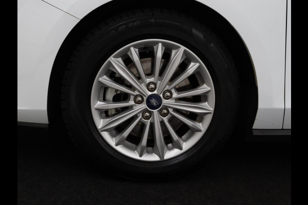Ford Focus 1.0 EcoBoost Hybrid Titanium X | Stoelverwarming | Camera | Carplay | Digital Cockpit | Stuurverwarming | Keyless | Full LED | Parkeerhulp | Climate control | Cruise control