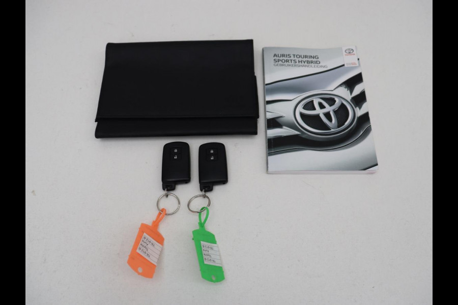 Toyota Auris 1.8 Hybrid Executive | Stoelverwarming | Half leder | Navigatie | Keyless | Climate control | Cruise control | Parkeerhulp