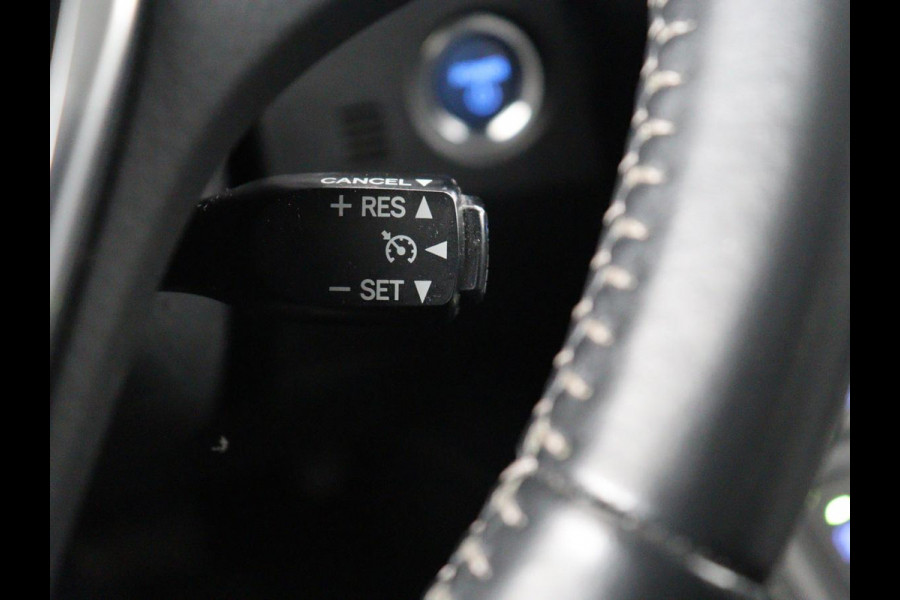 Toyota Auris 1.8 Hybrid Executive | Stoelverwarming | Half leder | Navigatie | Keyless | Climate control | Cruise control | Parkeerhulp