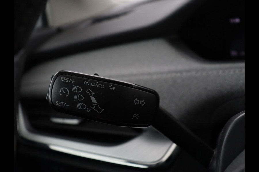 Škoda ENYAQ iV 60 | SOH 92% | Trekhaak | Half leder | Sfeerverlichting | Carplay | Navigatie | 19'' | Cruise control | Parkeerhulp | Full LED