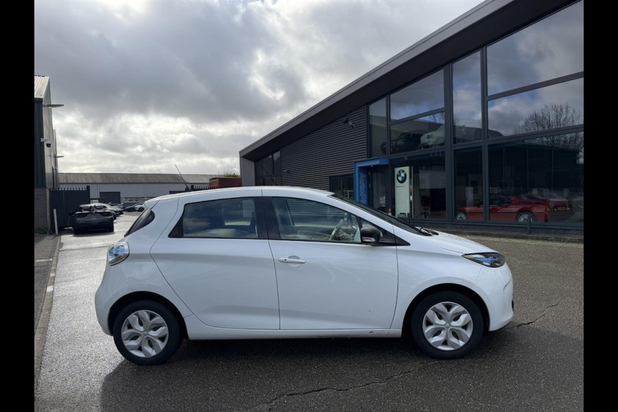 Renault ZOE R90 Life 41 kWh KOOPACCU | SOH 88% | 3-FASE LADER | RENAULT DEALER ONDERHOUDEN | NAVIGATIE | PARKEERSENSOREN | ORIGINEEL NL AUTO (NAP) | CLIMATE CONTROL | RIJKLAAR GELEVERD MET 12 MND BOVAG GARANTIE |