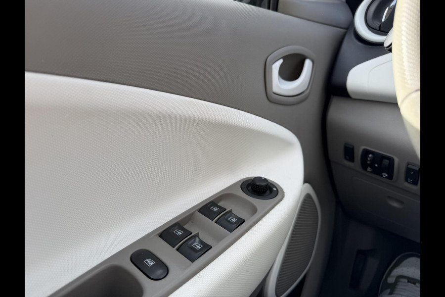 Renault ZOE R90 Life 41 kWh KOOPACCU | SOH 88% | 3-FASE LADER | RENAULT DEALER ONDERHOUDEN | NAVIGATIE | PARKEERSENSOREN | ORIGINEEL NL AUTO (NAP) | CLIMATE CONTROL | RIJKLAAR GELEVERD MET 12 MND BOVAG GARANTIE |