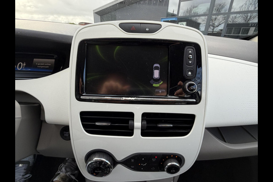 Renault ZOE R90 Life 41 kWh KOOPACCU | SOH 88% | 3-FASE LADER | RENAULT DEALER ONDERHOUDEN | NAVIGATIE | PARKEERSENSOREN | ORIGINEEL NL AUTO (NAP) | CLIMATE CONTROL | RIJKLAAR GELEVERD MET 12 MND BOVAG GARANTIE |