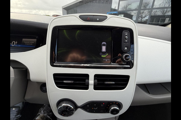 Renault ZOE R90 Life 41 kWh KOOPACCU | SOH 88% | 3-FASE LADER | RENAULT DEALER ONDERHOUDEN | NAVIGATIE | PARKEERSENSOREN | ORIGINEEL NL AUTO (NAP) | CLIMATE CONTROL | RIJKLAAR GELEVERD MET 12 MND BOVAG GARANTIE |
