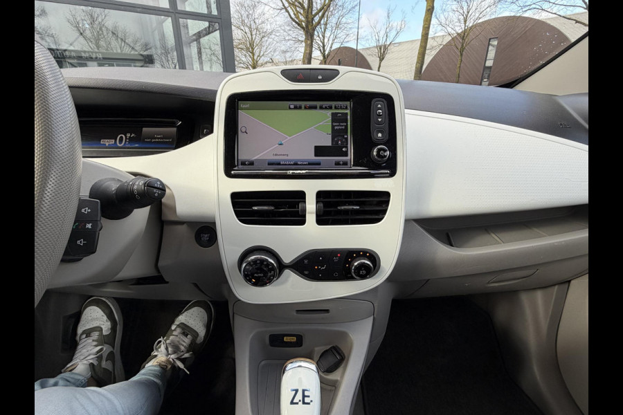 Renault ZOE R90 Life 41 kWh KOOPACCU | SOH 88% | 3-FASE LADER | RENAULT DEALER ONDERHOUDEN | NAVIGATIE | PARKEERSENSOREN | ORIGINEEL NL AUTO (NAP) | CLIMATE CONTROL | RIJKLAAR GELEVERD MET 12 MND BOVAG GARANTIE |