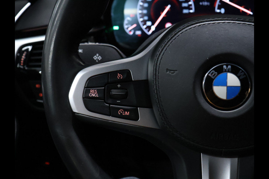 BMW 5 Serie Touring 520i High Executive Edition [SCHUIFDAK, MEMORY SEATS, CAMERA, HEAD UP DISPLAY, VOL LEDER, SPORTSTOELEN, NIEUWSTAAT]