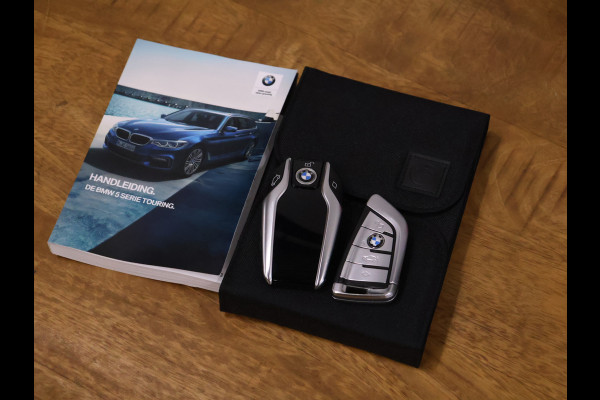 BMW 5 Serie Touring 520i High Executive Edition [SCHUIFDAK, MEMORY SEATS, CAMERA, HEAD UP DISPLAY, VOL LEDER, SPORTSTOELEN, NIEUWSTAAT]