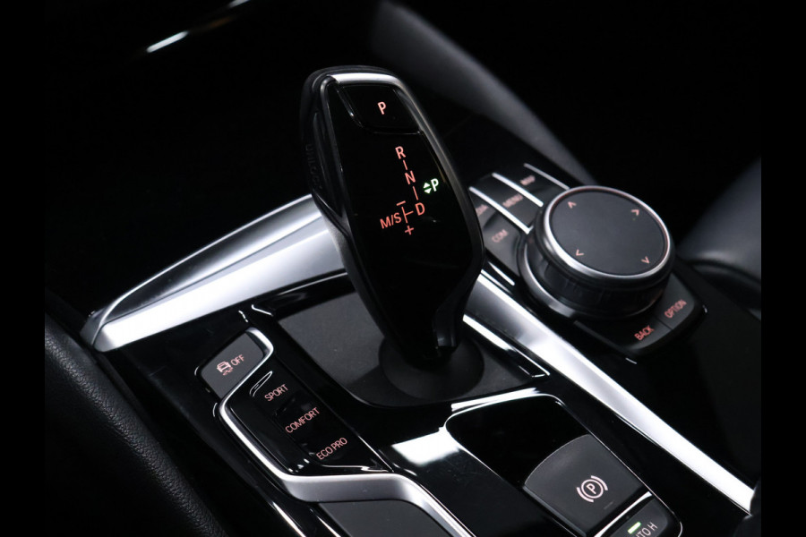 BMW 5 Serie Touring 520i High Executive Edition [SCHUIFDAK, MEMORY SEATS, CAMERA, HEAD UP DISPLAY, VOL LEDER, SPORTSTOELEN, NIEUWSTAAT]