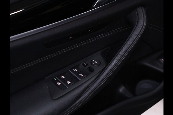 BMW 5 Serie Touring 520i High Executive Edition [SCHUIFDAK, MEMORY SEATS, CAMERA, HEAD UP DISPLAY, VOL LEDER, SPORTSTOELEN, NIEUWSTAAT]