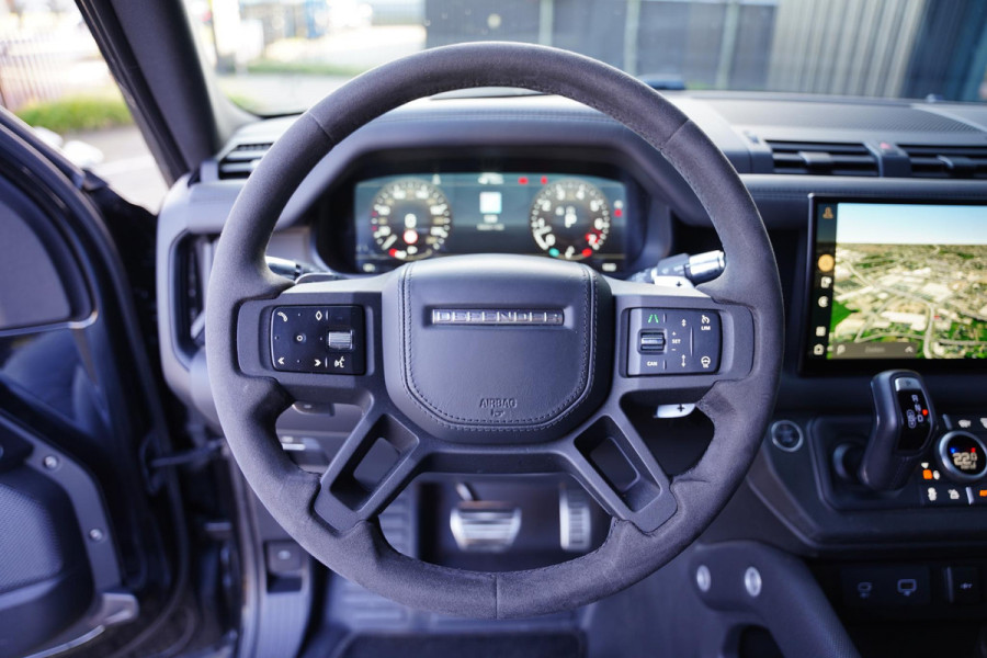 Land Rover Defender 110 P 525 V8 Black Edition / Panoramadak / Meridian / BTW