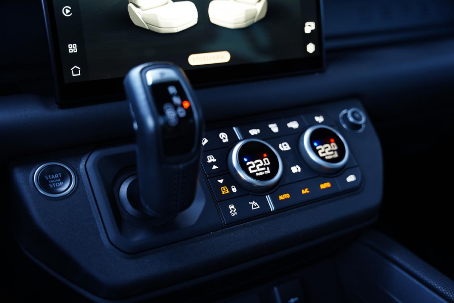 Land Rover Defender 110 P 525 V8 Black Edition / Panoramadak / Meridian / BTW