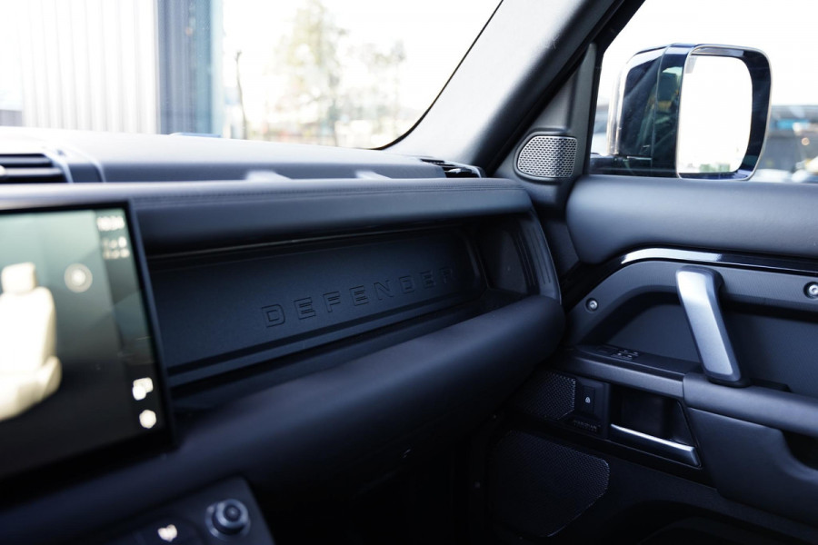Land Rover Defender 110 P 525 V8 Black Edition / Panoramadak / Meridian / BTW