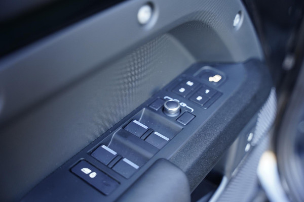 Land Rover Defender 110 P 525 V8 Black Edition / Panoramadak / Meridian / BTW