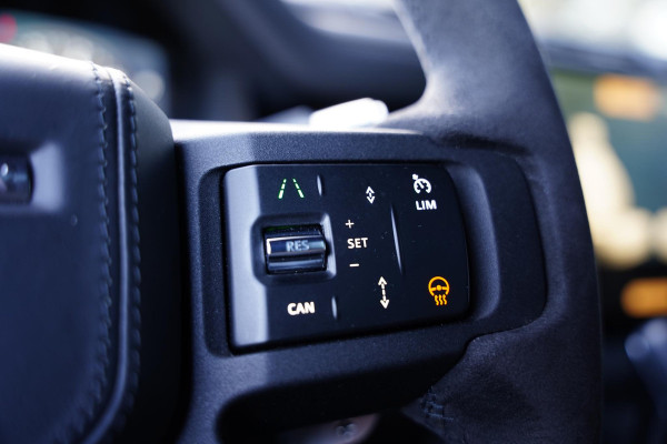 Land Rover Defender 110 P 525 V8 Black Edition / Panoramadak / Meridian / BTW