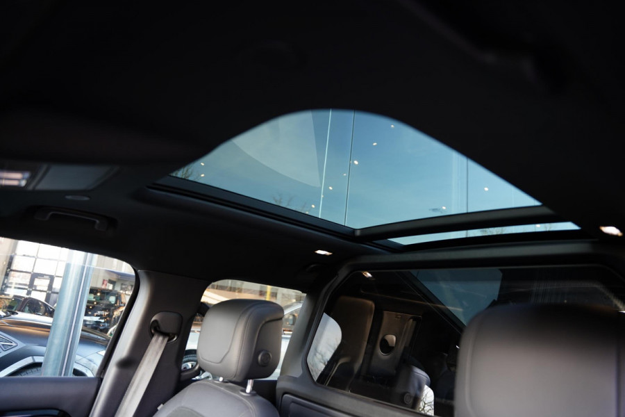 Land Rover Defender 110 P 525 V8 Black Edition / Panoramadak / Meridian / BTW