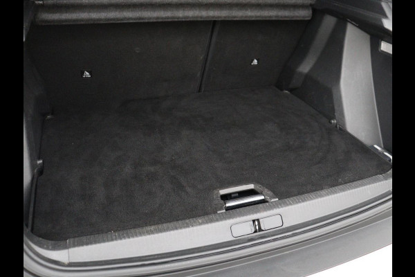 Peugeot e-2008 EV GT 50 kWh | SOH 91% | 3 Fase | Stoelverwarming | Leder/Alcantara | Adaptive cruise | Keyless | Navigatie | Carplay | Full LED