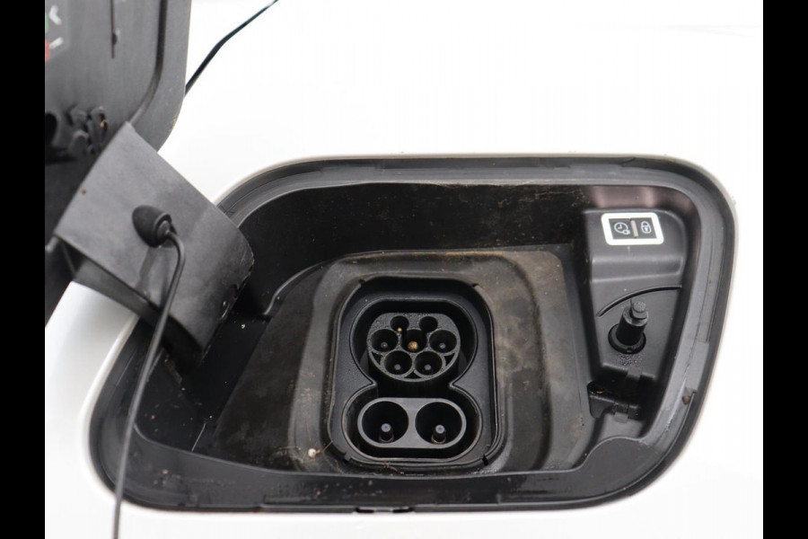 Peugeot e-2008 EV GT 50 kWh | SOH 91% | 3 Fase | Stoelverwarming | Leder/Alcantara | Adaptive cruise | Keyless | Navigatie | Carplay | Full LED