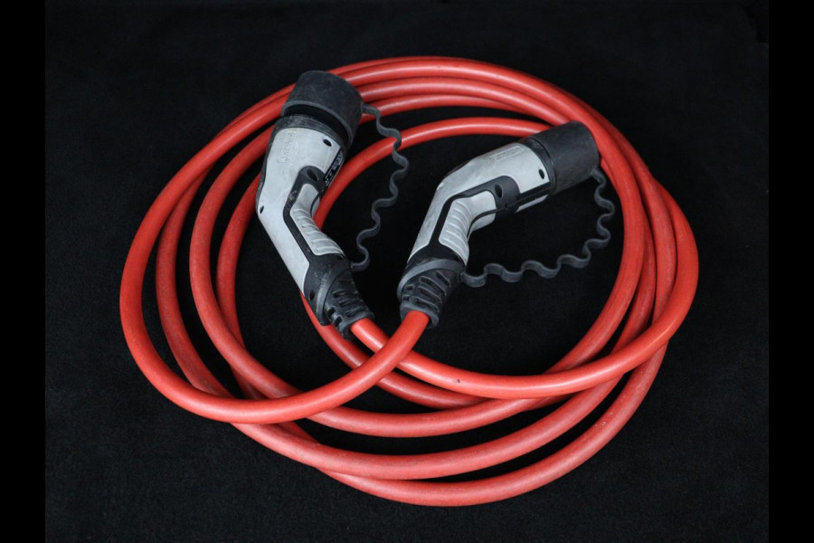 Peugeot e-2008 EV GT 50 kWh | SOH 91% | 3 Fase | Stoelverwarming | Leder/Alcantara | Adaptive cruise | Keyless | Navigatie | Carplay | Full LED