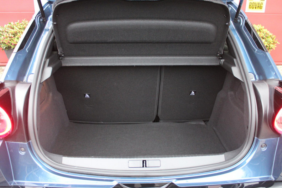 Lancia Ypsilon EDIZIONE CASSINA LIMITATA 156PK 51 kWh | WARMTEPOMP! | 3-FASE! | DRAADLOOS APPLE CARPLAY/ANDROID AUTO | DRAADLOOS TELEFOONLADER | CAMERA VOOR + ACHTER | KEYLESS ENTRY/START | DODEHOEK DETECTIE | ELEKTRISCH BEDIENBARE BESTUUDERSSTOEL MET MASSAGE FUNCTIE | ADAPTIVE CRUISE CONTROL | STOEL VERWARMING | NAVIGATIE | DAB+ RADIO |