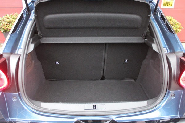 Lancia Ypsilon EDIZIONE CASSINA LIMITATA 156PK 51 kWh | WARMTEPOMP! | 3-FASE! | DRAADLOOS APPLE CARPLAY/ANDROID AUTO | DRAADLOOS TELEFOONLADER | CAMERA VOOR + ACHTER | KEYLESS ENTRY/START | DODEHOEK DETECTIE | ELEKTRISCH BEDIENBARE BESTUUDERSSTOEL MET MASSAGE FUNCTIE | ADAPTIVE CRUISE CONTROL | STOEL VERWARMING | NAVIGATIE | DAB+ RADIO |