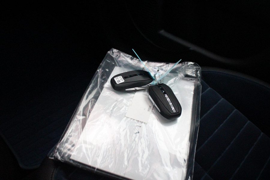 Lancia Ypsilon EDIZIONE CASSINA LIMITATA 156PK 51 kWh | WARMTEPOMP! | 3-FASE! | DRAADLOOS APPLE CARPLAY/ANDROID AUTO | DRAADLOOS TELEFOONLADER | CAMERA VOOR + ACHTER | KEYLESS ENTRY/START | DODEHOEK DETECTIE | ELEKTRISCH BEDIENBARE BESTUUDERSSTOEL MET MASSAGE FUNCTIE | ADAPTIVE CRUISE CONTROL | STOEL VERWARMING | NAVIGATIE | DAB+ RADIO |