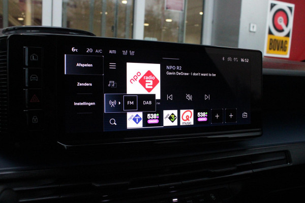 Lancia Ypsilon EDIZIONE CASSINA LIMITATA 156PK 51 kWh | WARMTEPOMP! | 3-FASE! | DRAADLOOS APPLE CARPLAY/ANDROID AUTO | DRAADLOOS TELEFOONLADER | CAMERA VOOR + ACHTER | KEYLESS ENTRY/START | DODEHOEK DETECTIE | ELEKTRISCH BEDIENBARE BESTUUDERSSTOEL MET MASSAGE FUNCTIE | ADAPTIVE CRUISE CONTROL | STOEL VERWARMING | NAVIGATIE | DAB+ RADIO |