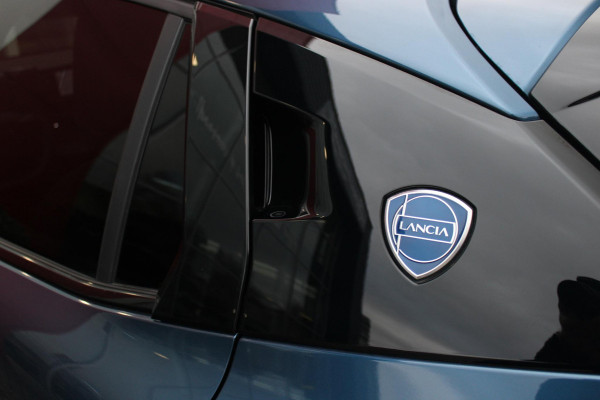 Lancia Ypsilon EDIZIONE CASSINA LIMITATA 156PK 51 kWh | WARMTEPOMP! | 3-FASE! | DRAADLOOS APPLE CARPLAY/ANDROID AUTO | DRAADLOOS TELEFOONLADER | CAMERA VOOR + ACHTER | KEYLESS ENTRY/START | DODEHOEK DETECTIE | ELEKTRISCH BEDIENBARE BESTUUDERSSTOEL MET MASSAGE FUNCTIE | ADAPTIVE CRUISE CONTROL | STOEL VERWARMING | NAVIGATIE | DAB+ RADIO |