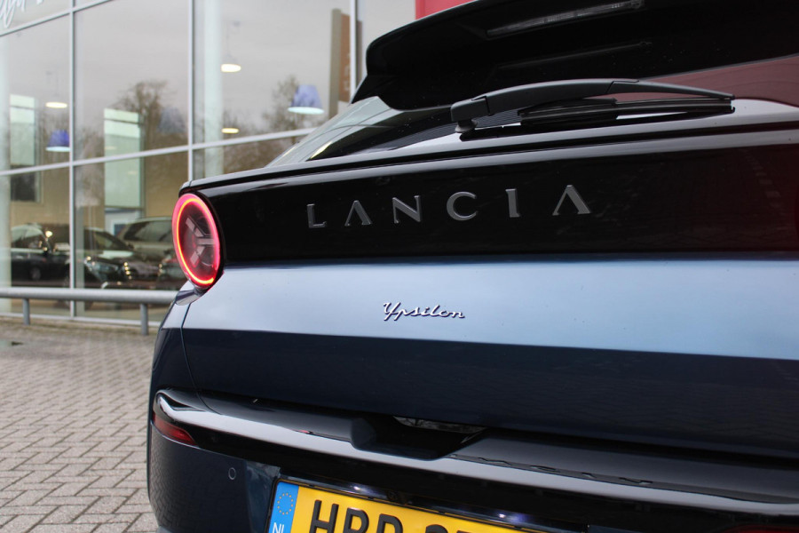 Lancia Ypsilon EDIZIONE CASSINA LIMITATA 156PK 51 kWh | WARMTEPOMP! | 3-FASE! | DRAADLOOS APPLE CARPLAY/ANDROID AUTO | DRAADLOOS TELEFOONLADER | CAMERA VOOR + ACHTER | KEYLESS ENTRY/START | DODEHOEK DETECTIE | ELEKTRISCH BEDIENBARE BESTUUDERSSTOEL MET MASSAGE FUNCTIE | ADAPTIVE CRUISE CONTROL | STOEL VERWARMING | NAVIGATIE | DAB+ RADIO |