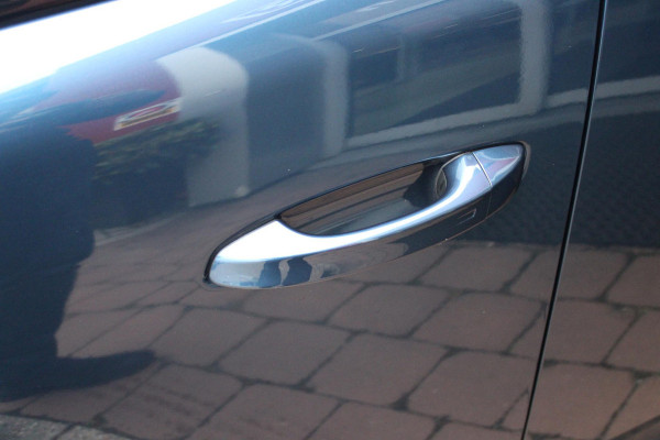 Lancia Ypsilon EDIZIONE CASSINA LIMITATA 156PK 51 kWh | WARMTEPOMP! | 3-FASE! | DRAADLOOS APPLE CARPLAY/ANDROID AUTO | DRAADLOOS TELEFOONLADER | CAMERA VOOR + ACHTER | KEYLESS ENTRY/START | DODEHOEK DETECTIE | ELEKTRISCH BEDIENBARE BESTUUDERSSTOEL MET MASSAGE FUNCTIE | ADAPTIVE CRUISE CONTROL | STOEL VERWARMING | NAVIGATIE | DAB+ RADIO |