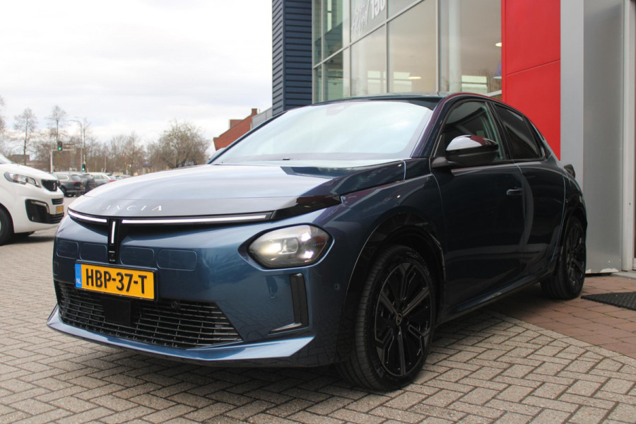 Lancia Ypsilon EDIZIONE CASSINA LIMITATA 156PK 51 kWh | WARMTEPOMP! | 3-FASE! | DRAADLOOS APPLE CARPLAY/ANDROID AUTO | DRAADLOOS TELEFOONLADER | CAMERA VOOR + ACHTER | KEYLESS ENTRY/START | DODEHOEK DETECTIE | ELEKTRISCH BEDIENBARE BESTUUDERSSTOEL MET MASSAGE FUNCTIE | ADAPTIVE CRUISE CONTROL | STOEL VERWARMING | NAVIGATIE | DAB+ RADIO |