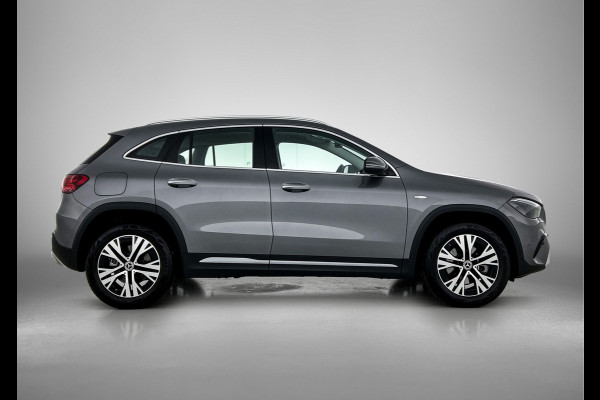 Mercedes-Benz GLA 250 e Plug-In Hybride Trekhaak | Distronic | Sfeerverlichting | Stuur en Stoelverwarming | Ledkoplampen Inclusief 24 maanden MB Certified garantie voor Europa.