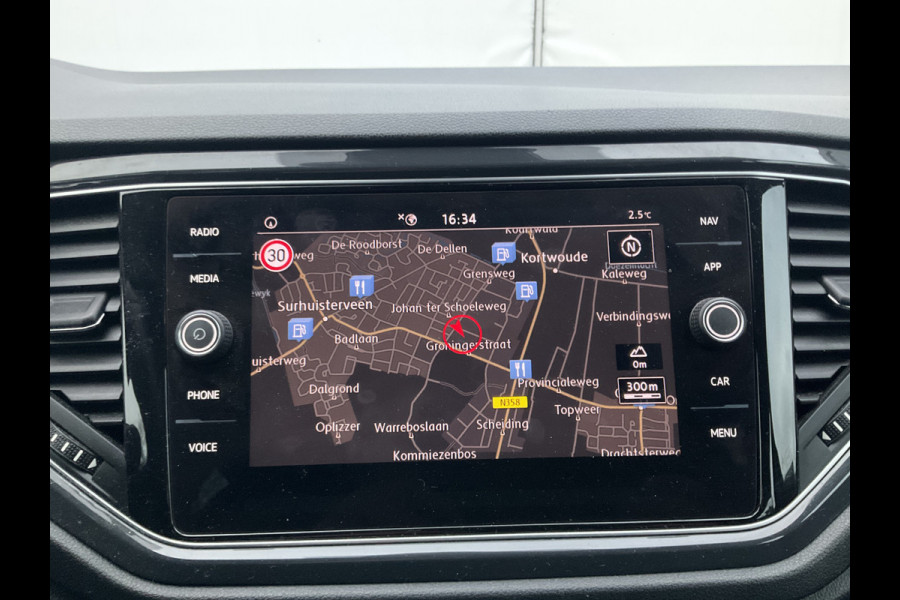 Volkswagen T-Roc 1.5 TSI R-Line Automaat Trekhaak Carplay Adap.Cruise Keyless Led NL-Auto Hoogzitter!
