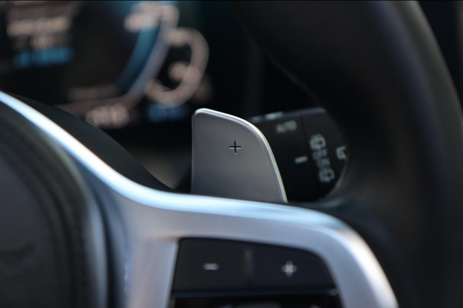 BMW 3 Serie Touring 330e M Sport / PANO / LIVE COCKPIT / CAMERA / DEALER SERVICE / STOELVERW