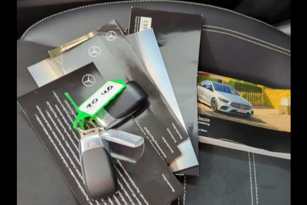 Mercedes-Benz B-Klasse 250 e Hybride Premium / Design-en AMG line / 1/2 Leder / Stoelverwarming / Pdc+Camera / Navigatie / Apk 01-2028