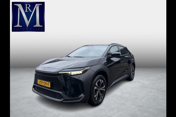 Toyota Bz4x Dynamic 71 kWh SOH 100% | 3-FASE | 5.000 KM | NAVIGATIE | 360° CAMERA + PDC | STUUR- & STOELVERWARMING | ADAPTIEVE CRUISE CONTROL | ELEKTRISCHE ACHTERKLEP | FABRIEKSGARANTIE 3034!