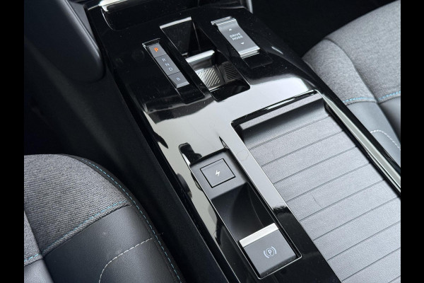 Citroën Ë-C4 Shine 50 kWh SOH 98% 3-FASE LADER | STUUR- & STOELVERWARMING | TREKHAAK | HEAD-UP DISPLAY | CAMERA | KEYLESS START & GO | DODEHOEKDETECTIE | RIJKLAAR MET 12 MAANDEN BOVAG-GARANTIE