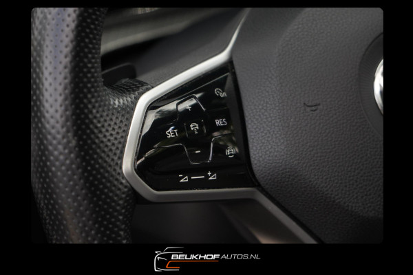 Volkswagen Golf 1.5 eTSI R-Line Pano H&K Audio Cruise Camera