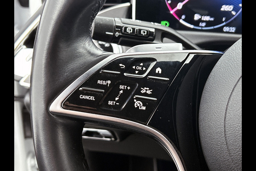 Mercedes-Benz E-Klasse Estate 300 e Luxury Line Plug-In Hybride Trekhaak | Rijassistentiepakket plus | Parkeerpakket met 360°-camera | Distronic | Sfeerverlichting. Inclusief 24 maanden MB Certified garantie voor Europa.