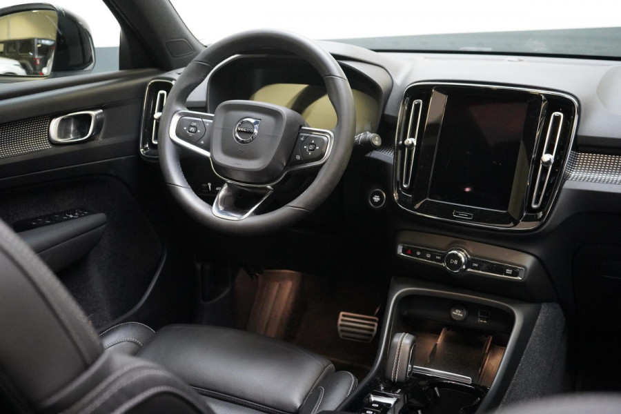 Volvo XC40 1.5 T4 Recharge R-Design | Leder | Panoramadak | Trekhaak | Camera | Lm velgen